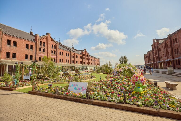20,000株が咲き誇る横浜赤レンガ倉庫「FLOWER GARDEN 2026」4月19日まで！ フォトスポットに屋外図書館、グルメ、週末マルシェも