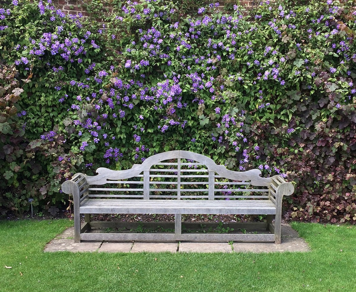 【世界の名園クイズ】このベンチ、どこの庭？ ヒントは「かつて牢獄にもなった場所」