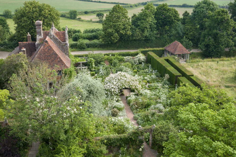 開花時期のホワイトガーデン。中央は白いつるバラに覆われたガゼボ。©National Trust Images/Andrew Butler