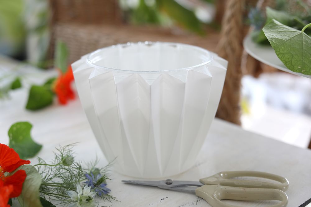 プリーツデザインの花器