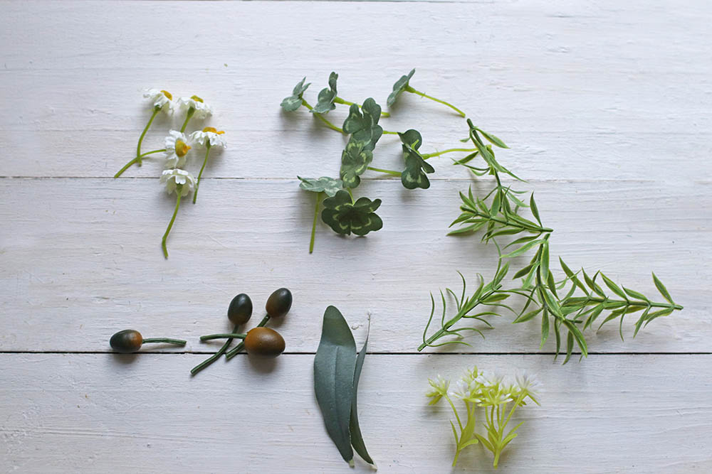 造花の茎をカット