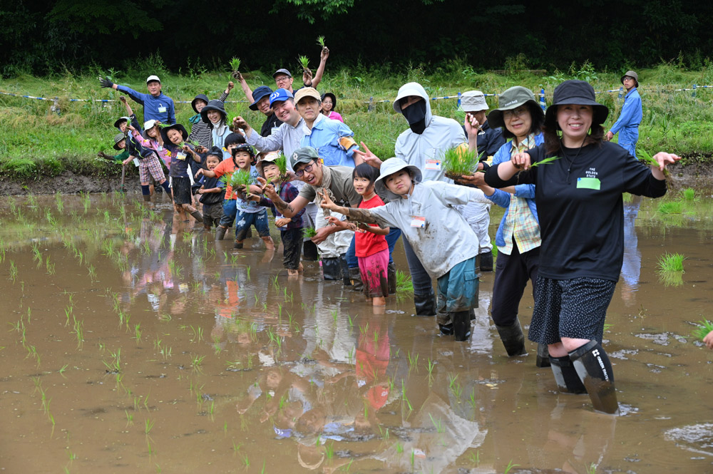 NPO birthは、狭山丘陵や武蔵野地域、葛西海浜公園など18の都立公園と、大阪府守口市の公園の指定管理事業者になっている。都立野山北・六道山公園では親子向けに田んぼ体験を開催。4月から1月にかけて作業をしながら、米づくりを学べる。
