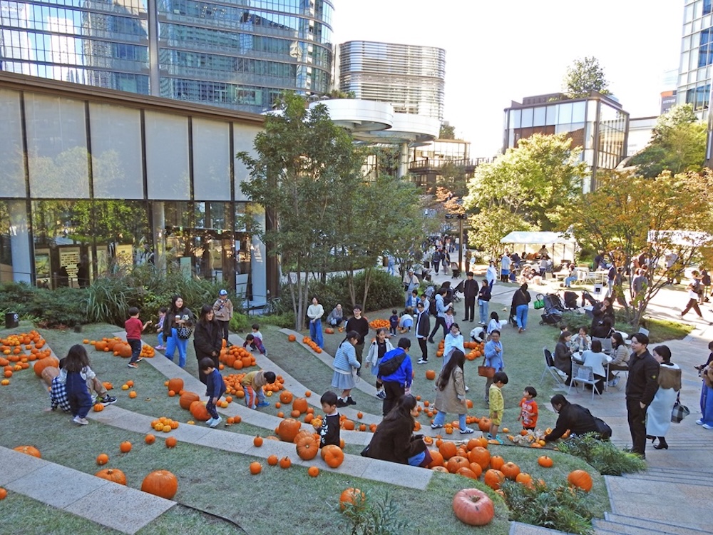 2025年のハロウィンイベント『やきいも広場』の様子。