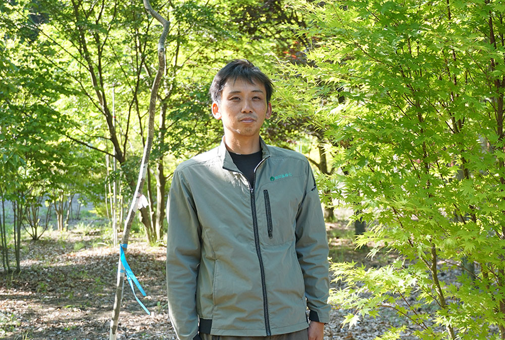 南阿蘇緑化代表取締役の白石匠さん。「阿蘇全体の植木需要を盛り上げたい」と、近隣8社の生産者圃場の情報を把握しており、必要があれば来訪者を案内する。