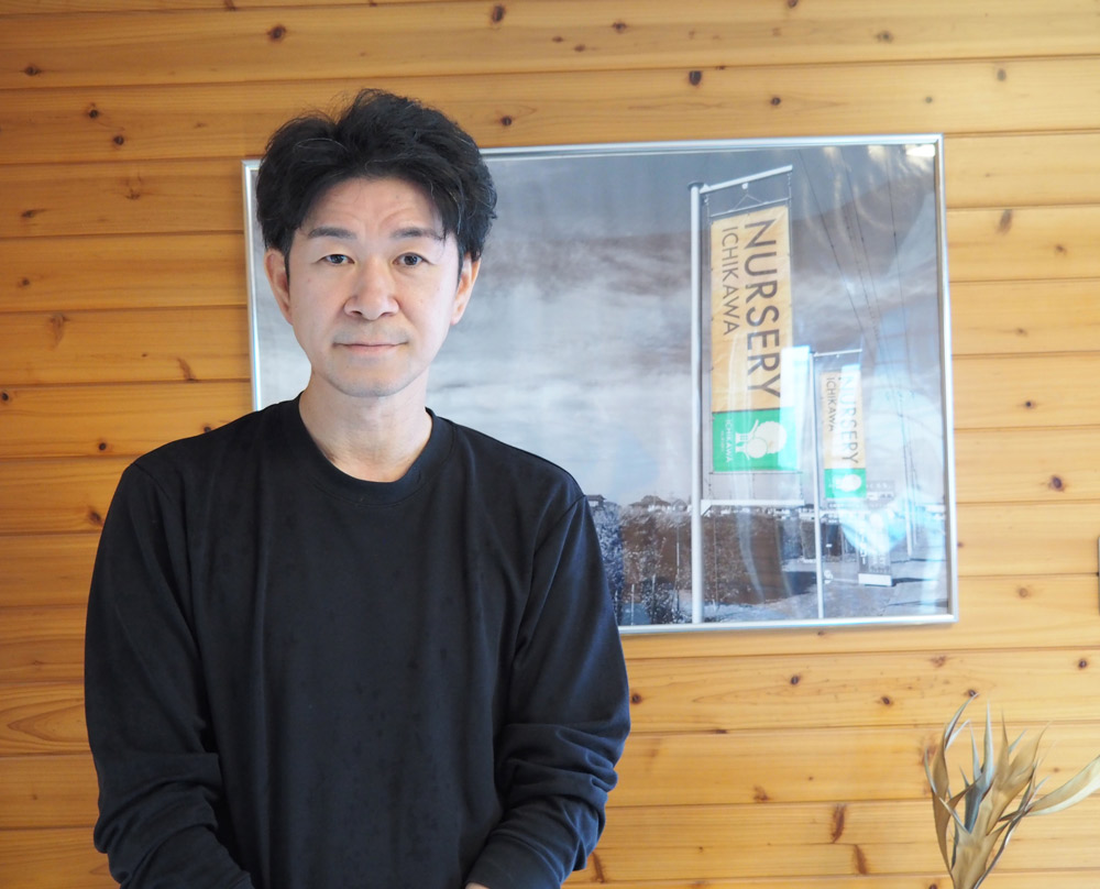 市川ナーセリー代表で3代目の市川健太郎さん。家族3人の従業員と、外国人技能実習生6人で生産業務を行っている。